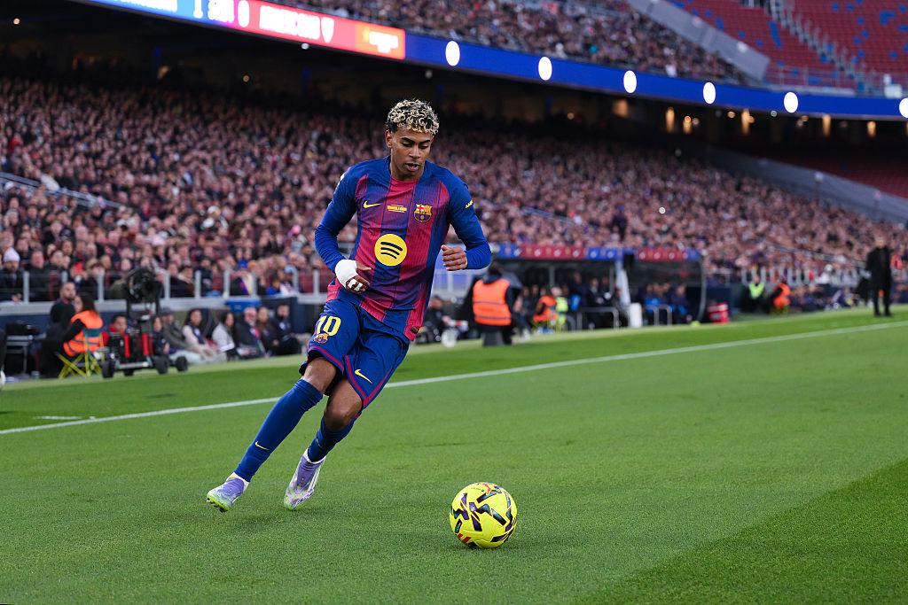 Lamine Yamal labdával a Barcelona mezében, az Athletic Club elleni bajnoki mérkőzésen.